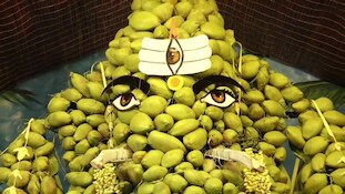 Coconut Ganesh: రాజమండ్రిలో ప్రత్యేక ఆకర్షణగా 9,999 నారికేళ గణపతి