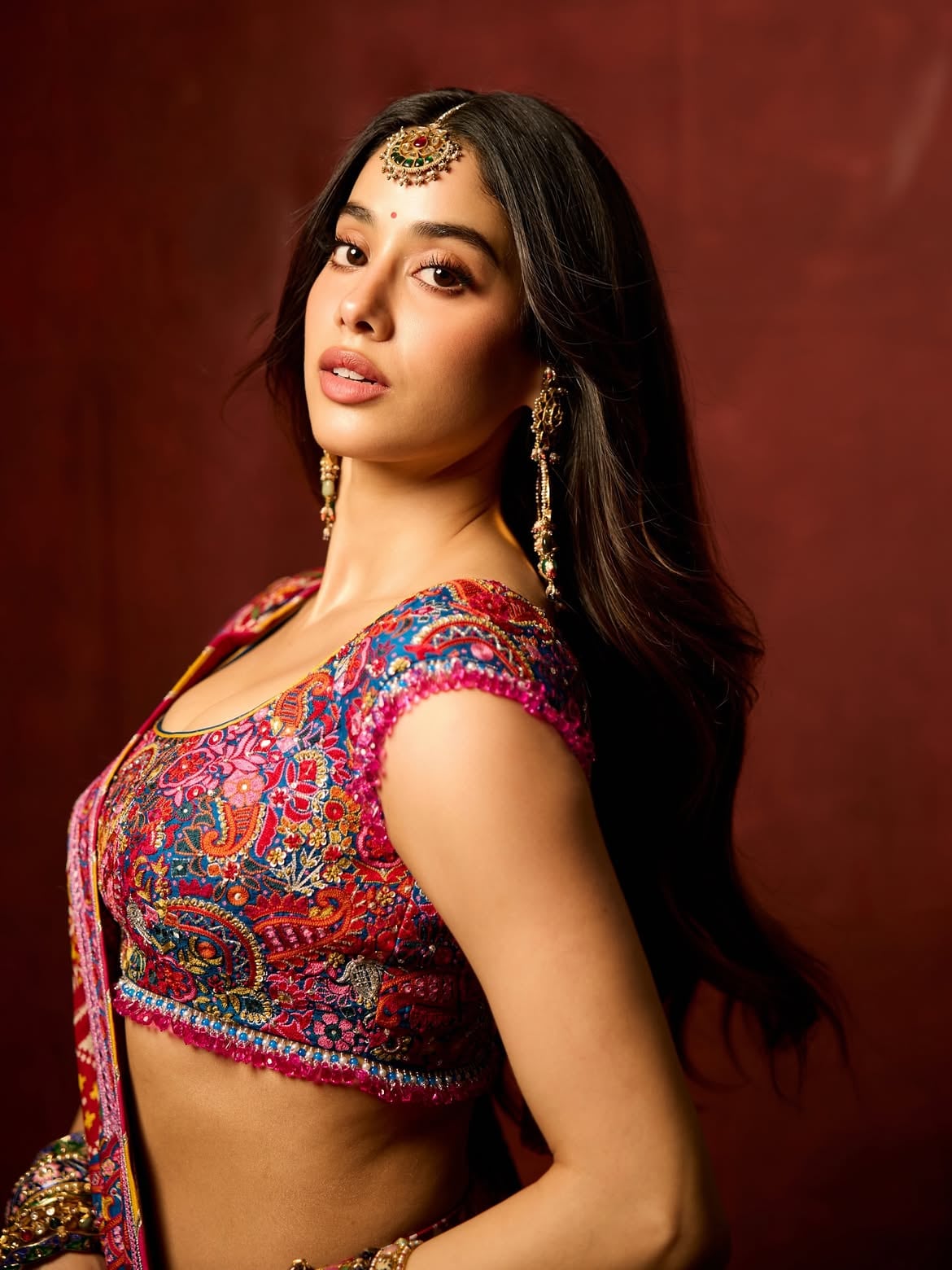 Janhvi Kapoor: అతిలోక సుందరి జాన్వీ కపూర్ అందాల విందు..చీరలో కసక్కుమని..