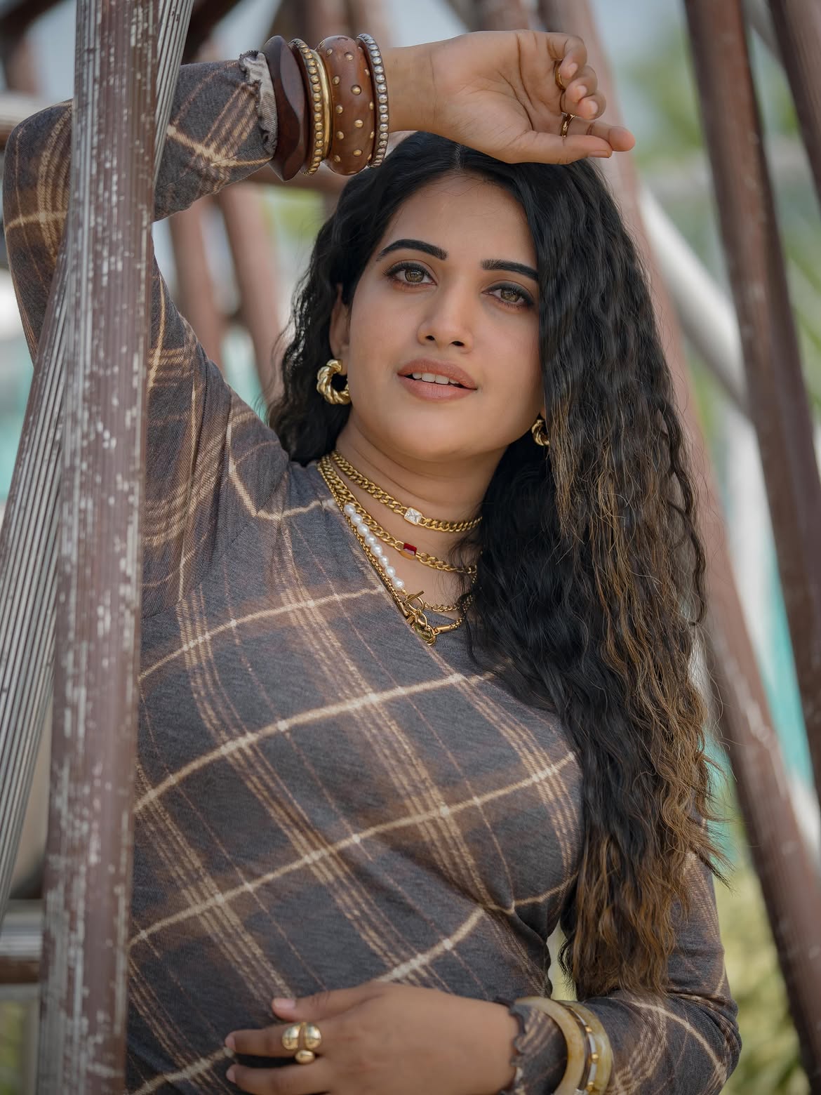 Anchor Sravanthi: చీర నుంచి షార్ట్ స్కర్ట్‌లోకి..యాంకర్ స్రవంతి మేకోవర్!