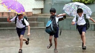 Andhra Pradesh Weather Alert: ఏపీలో భారీ వర్షాల హెచ్చరిక.. స్కూళ్లకు సెలవులు ఇవ్వాలని విజ్ఞప్తి