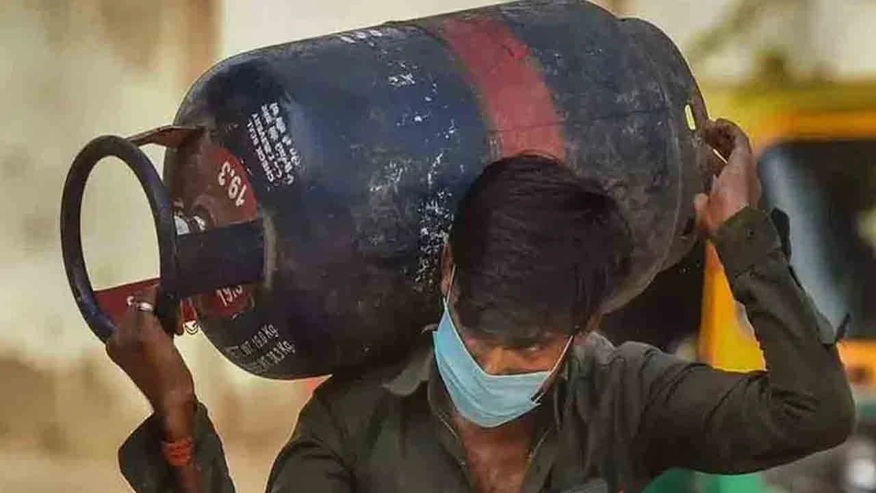 LPG Cylinder Price Drop: వినియోగదారులకు శుభవార్త..19 కిలోల గ్యాస్ సిలిండర్‌పై రూ.600 తగ్గింపు..ఎక్కడో తెలుసా?