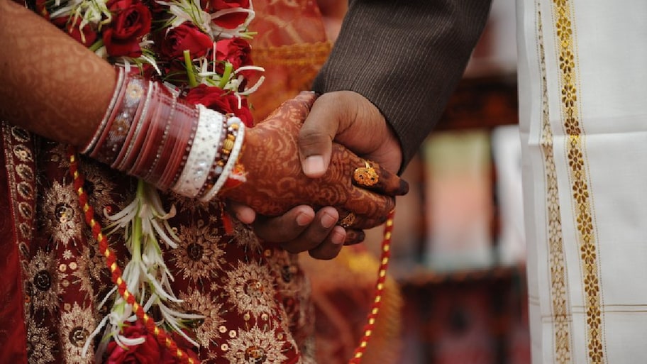 Love Marriage Ban: లవ్ మ్యారేజ్ చేసుకుంటే నో ఎంట్రీ.. అక్కడ సంచలన నిర్ణయం!