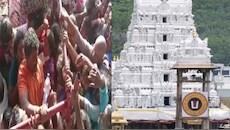 Tirumala devotees protest: తిరుమలలో భక్తుల ఆందోళన.. ఆ నిర్ణయంతో ఒక్కసారిగా నిరసనకు దిగిన భక్తులు..!