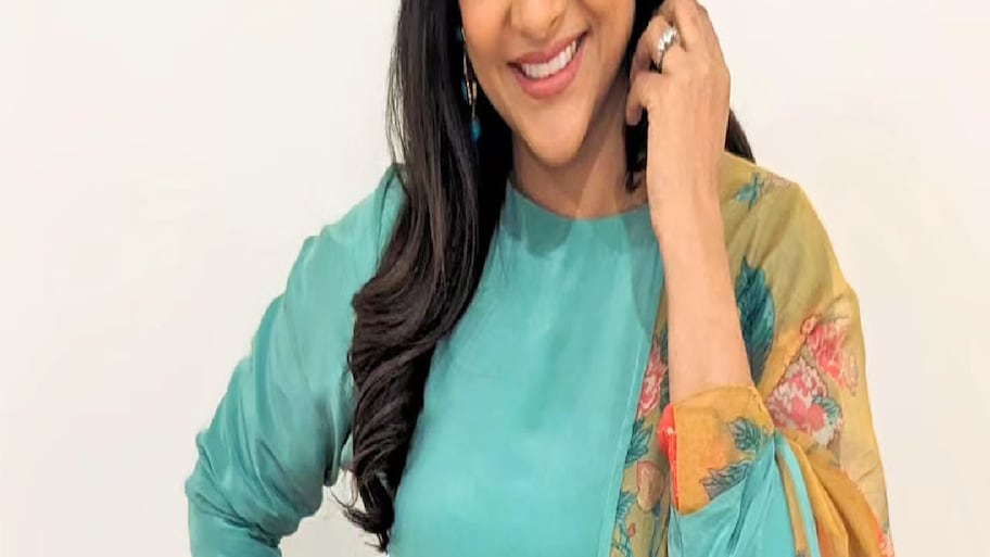 Actress: 26 ఏళ్లుగా తోడుగా ఉన్న మేకప్‌మెన్‌కు హీరోయిన్ సర్‌ప్రైజ్.. వీడియో వైరల్..!