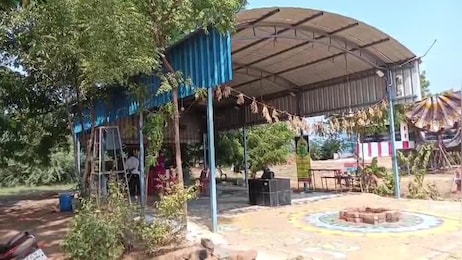 King Cobra: శివలింగం చుట్టూ నాగుపాముల ప్రదక్షిణలు