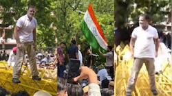 Rahul Gandhi: బారికెడ్లు ఎక్కిన రాహుల్ గాంధీ.. జ్ఞానేశ్ కుమార్ రాజీనామా చేయాల్సిందే నంటూ డిమాండ్.!. ఢిల్లీలో టెన్షన్.. టెన్షన్.!.