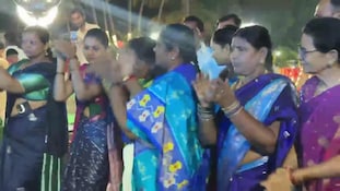 Bathukamma 2026: అటుకుల బతుకమ్మ పాట పాడిన సీతక్క