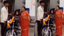 Video Viral: ఇదెక్కడి మాస్ రా మావా.. బైక్ షోరూమ్ లో అమ్మవారు పూనినట్లు ఊగిపోయిన మహిళ.. అసలు విషయం తెలిస్తే షాక్.. వీడియో..