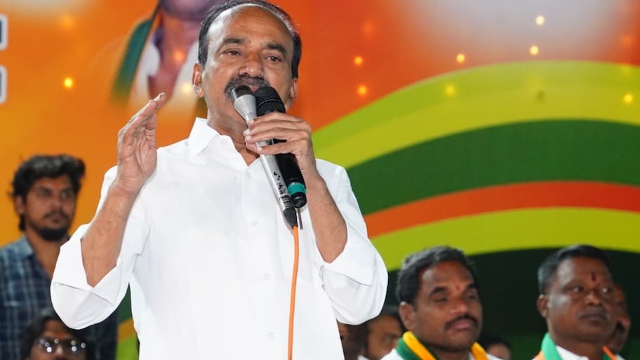 Eatala Rajender: 'చెత్త' కోసం బీజేపీ ఎంపీ ఈటల రాజేందర్ పాదయాత్ర