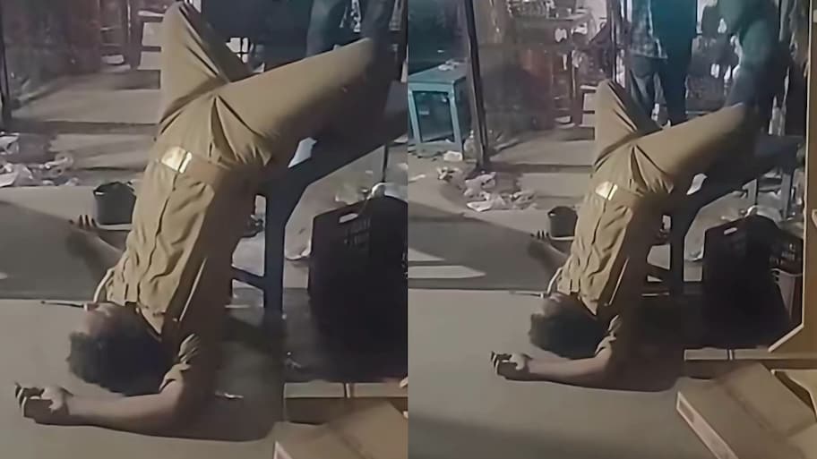 Karnataka Police: కర్ణాటకలో షాకింగ్.. తప్పతాగి రోడ్డుపై  పడిపోయిన పోలీసు.. వీడియో వైరల్..
