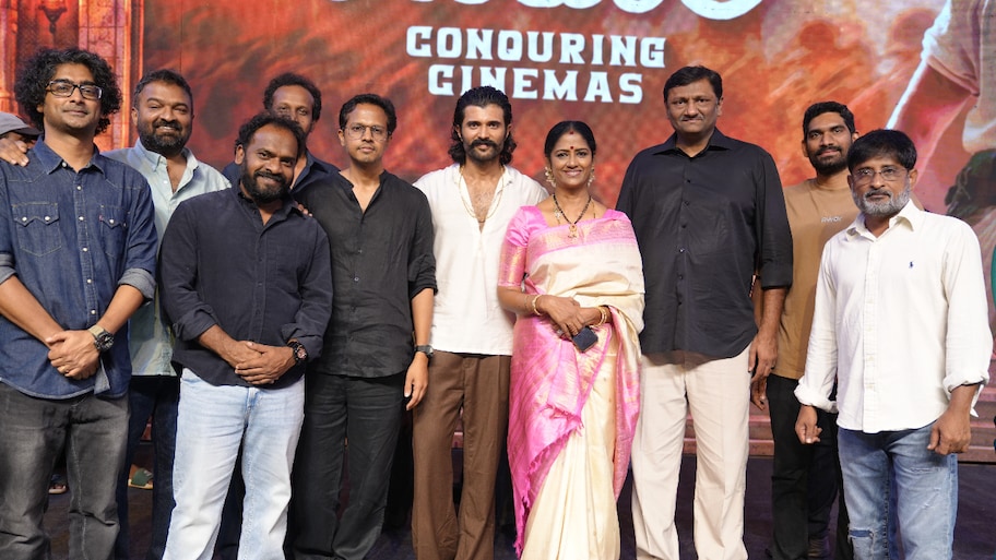 ‘రణబాలి’తో రాయలసీమ గడ్డ ఋణం తీర్చుకున్నా.. విజయోత్సవ సభలో విజయ్ దేవరకొండ ఎమోషనల్..