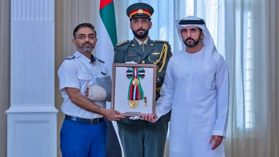 Smith Machar UAE Honor: భారత పైలట్ కెప్టెన్ స్మిత్ మచ్చర్‌కు యూఏఈ ఘన సత్కారం..మెడల్ ఇచ్చి సత్కరించిన దుబాయ్ యువరాజు!