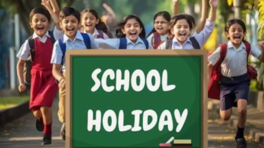 AP School Holiday: అర్నబ్ తుపాన్ బీభత్సం.. ఏపీలోని 10 జిల్లాల్లో రేపు స్కూళ్లకు సెలవులు.!.